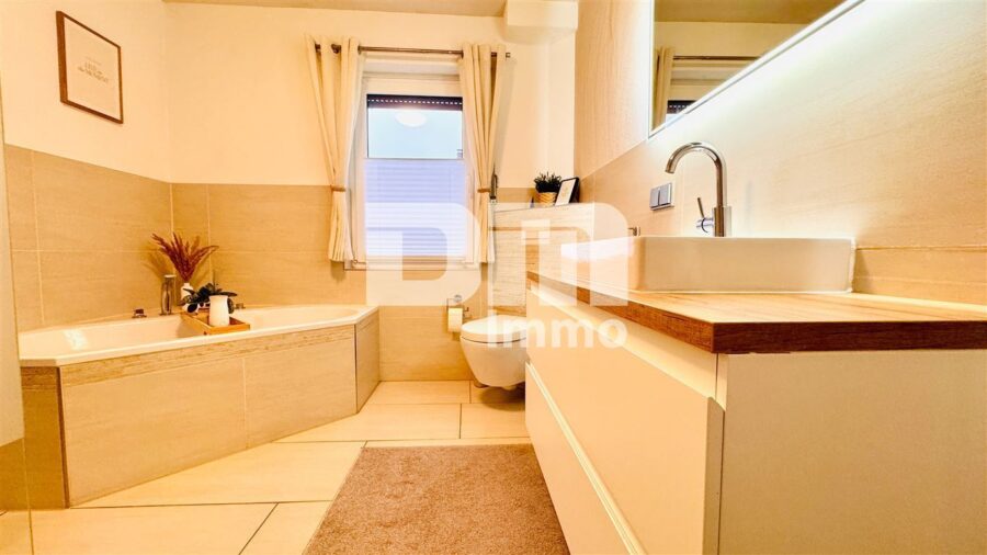 Gepflegtes Ein- bis Zweifamilienhaus + Garage, Terrasse und Balkon auf großem Grundstück - EG Badezimmer Wanne / Dusche ebenerdig / HW